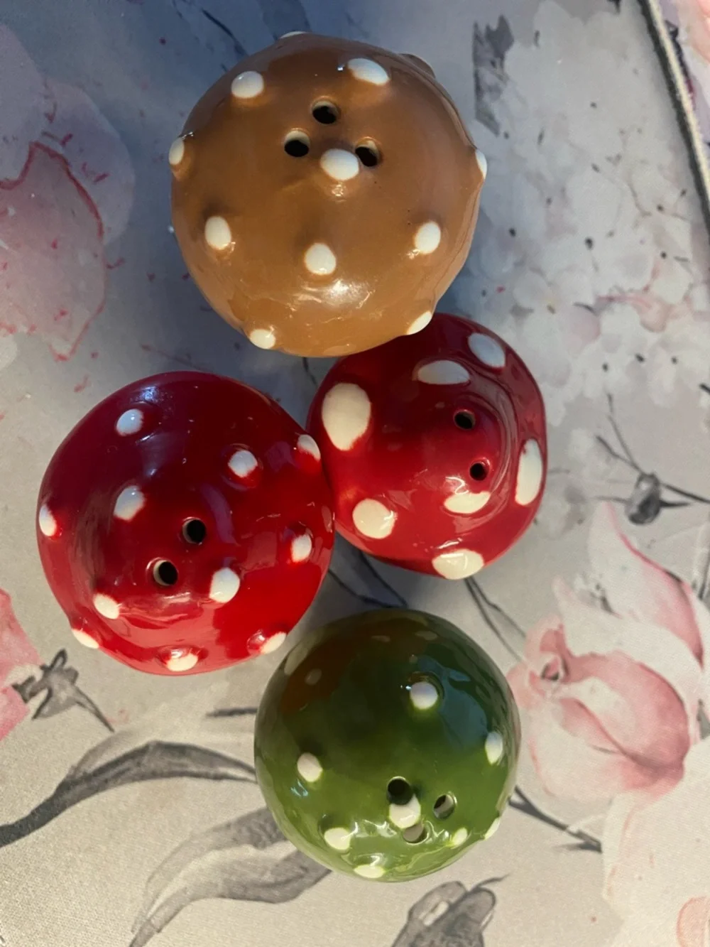 Mushroom salt and pepper skakers. Red, Green, Brown - - Picture 3 of 3